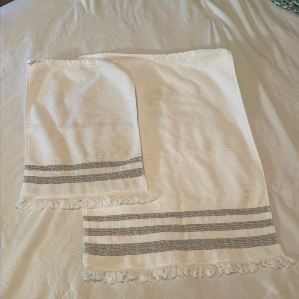 Hotel Balfour White and Gray Fringed Hand & Finger Tip towels. Brand new